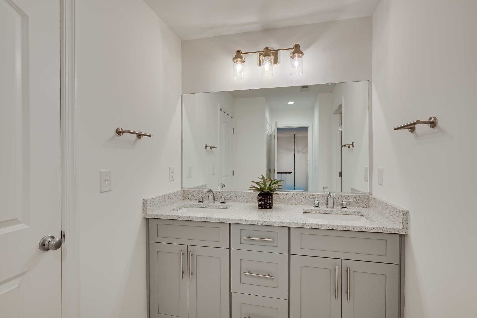 Hall bathroom with a vanity, mirror and tub-shower